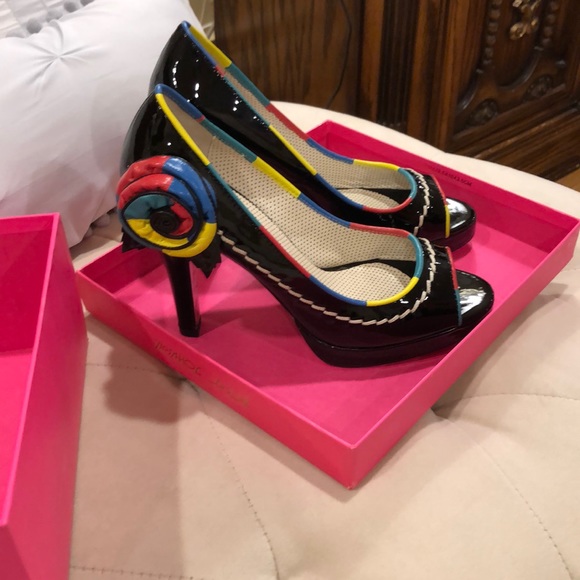 Betsy Johnson peep toe pumps in patent size 9 - Picture 2 of 8